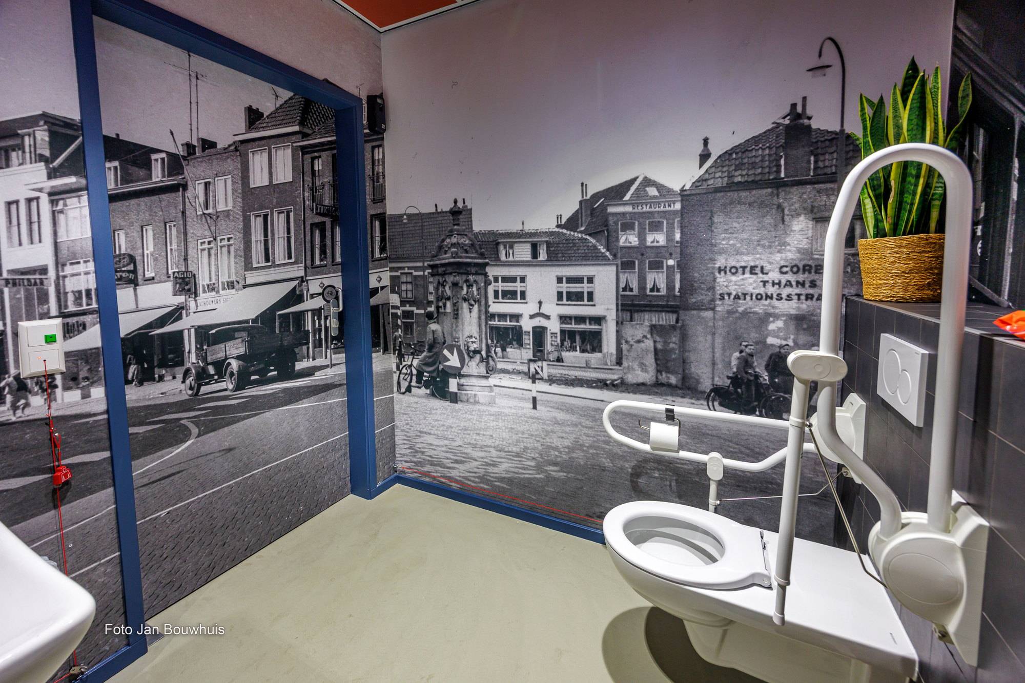 Het invalidentoilet, behangen met een grote zwart-witfoto van de oude Tielse binnenstad.